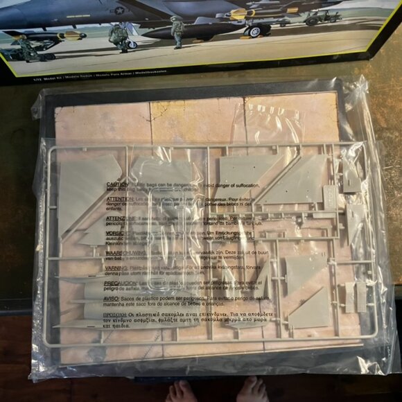 AMT ERTL McDonnell Douglas F-15E w/Ground Crew 1/72 Scale Model Kit New Unbuilt - Picture 5 of 5